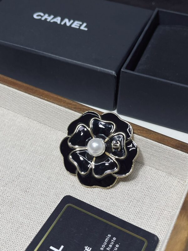 0e584883 Chanel brooch